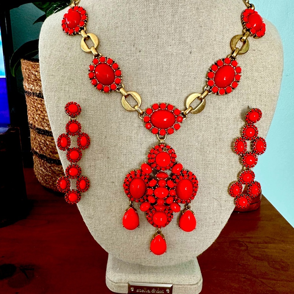 Stella & Dot Necklace and earring set